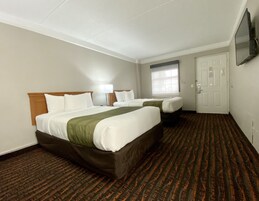 客房, 2 张双人床, 无障碍, 无烟房 | 高档床上用品、办公桌、遮光窗帘、熨斗/熨衣板