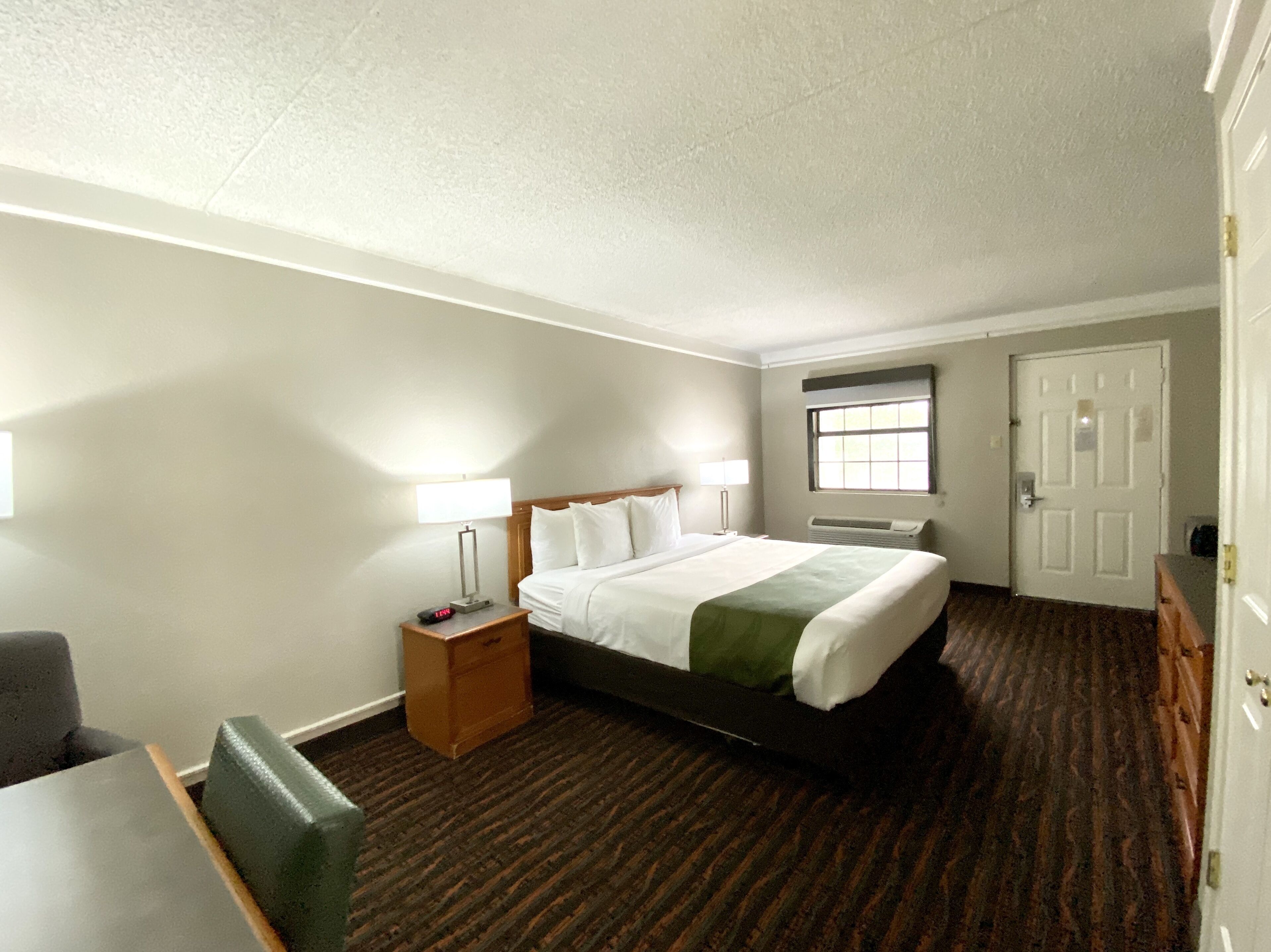 standard room, 1 king bed, non smoking | premium bedding, desk, blackout curtains, iron/ironing board