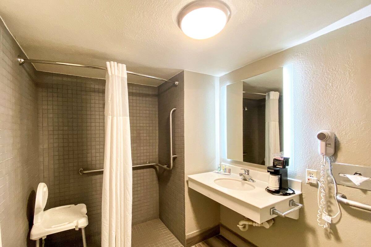 combined shower/bathtub, free toiletries, hair dryer, towels