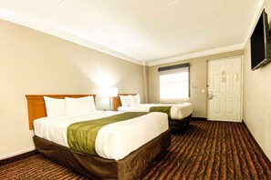 Premium bedding, desk, blackout curtains, iron/ironing board - Quality Inn Harlingen (Harlingen)