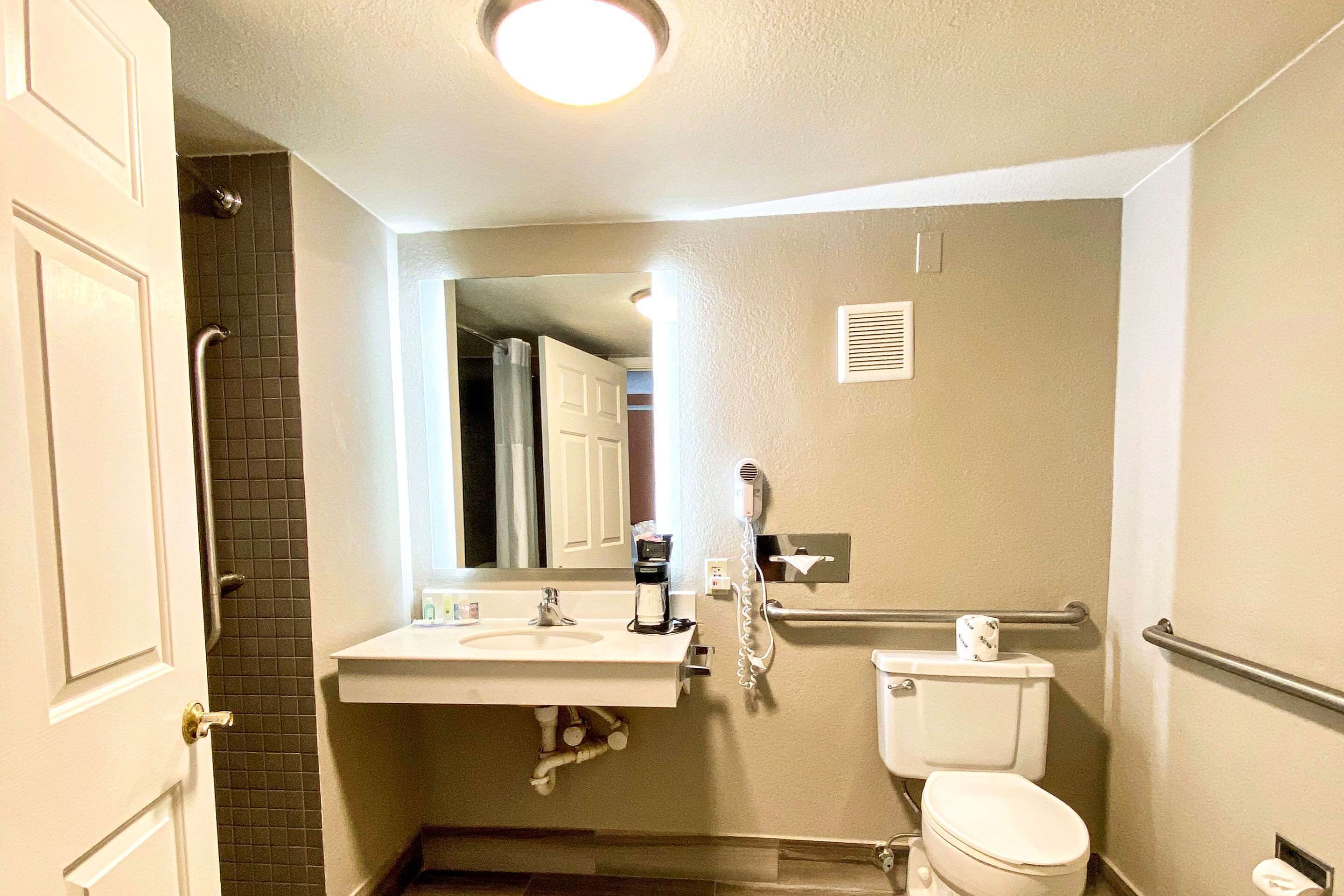 combined shower/bathtub, free toiletries, hair dryer, towels