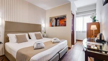 Camera Classic, 1 letto queen | Minibar, cassaforte in camera, una scrivania, insonorizzazione