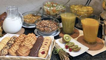 Ein reichhaltiges Frühstücksbuffet mit Speisen und Getränken.