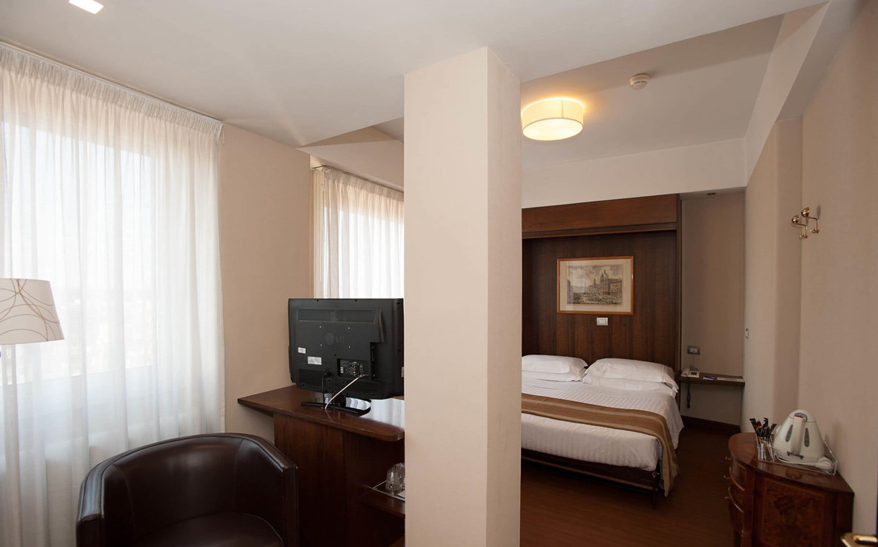 classic room, 1 queen bed | 1 bedroom, minibar, in-room safe, desk