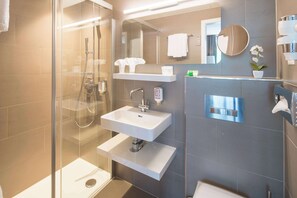 Een douche, een regendouche, gratis toiletartikelen, een haardroger