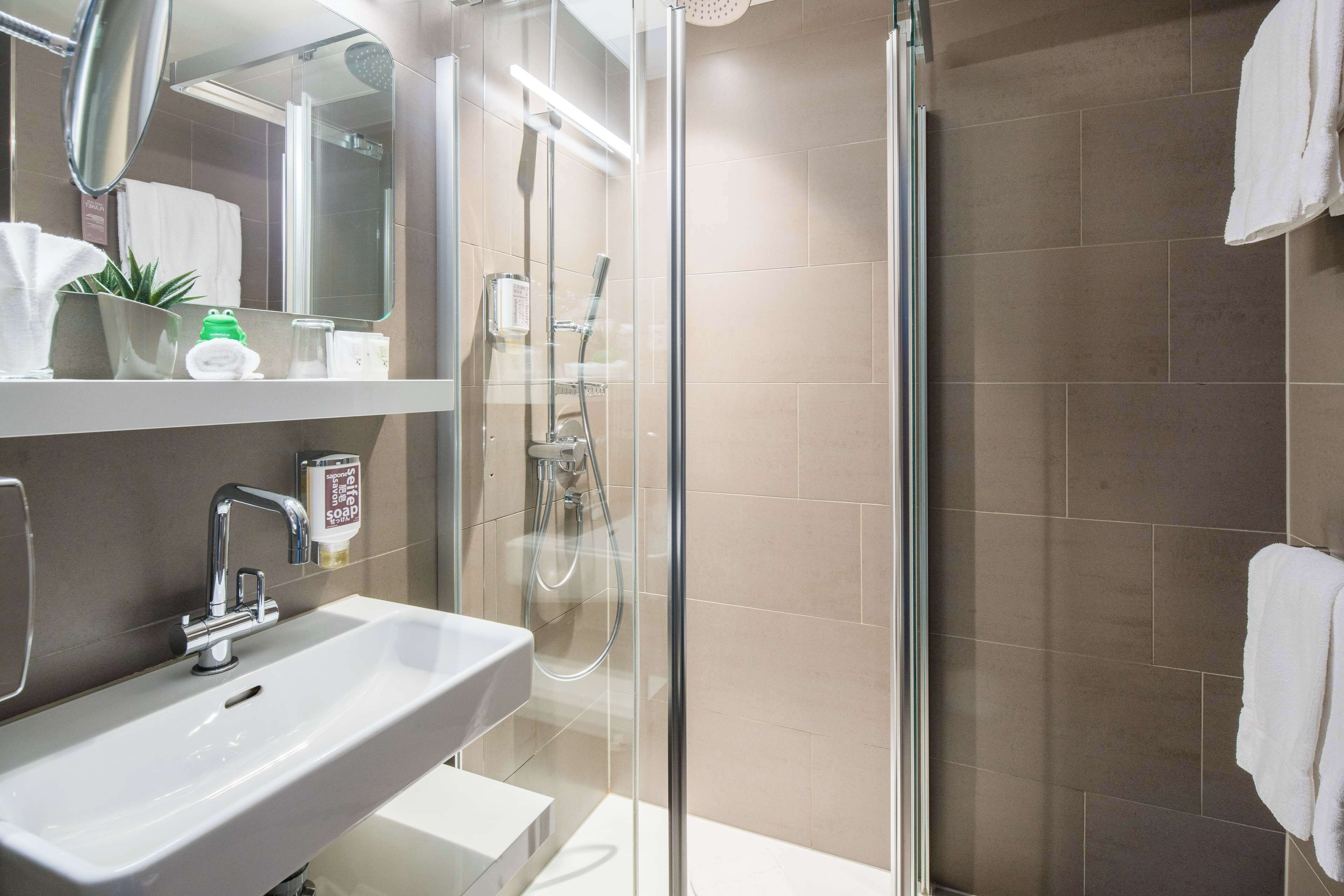 shower, rainfall showerhead, free toiletries, hair dryer