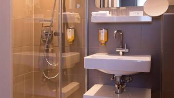 Douche, douche à « effet pluie », articles de toilette gratuits