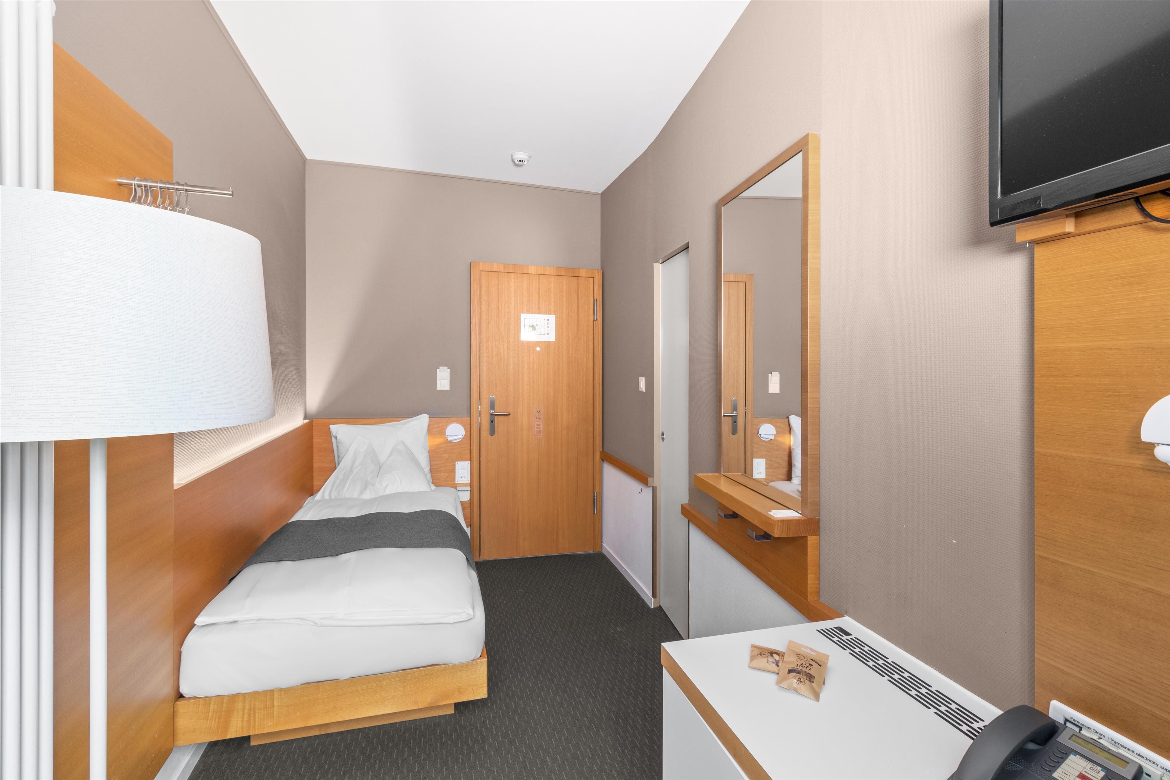 standard room, 1 single bed | free minibar items, in-room safe, desk, laptop workspace