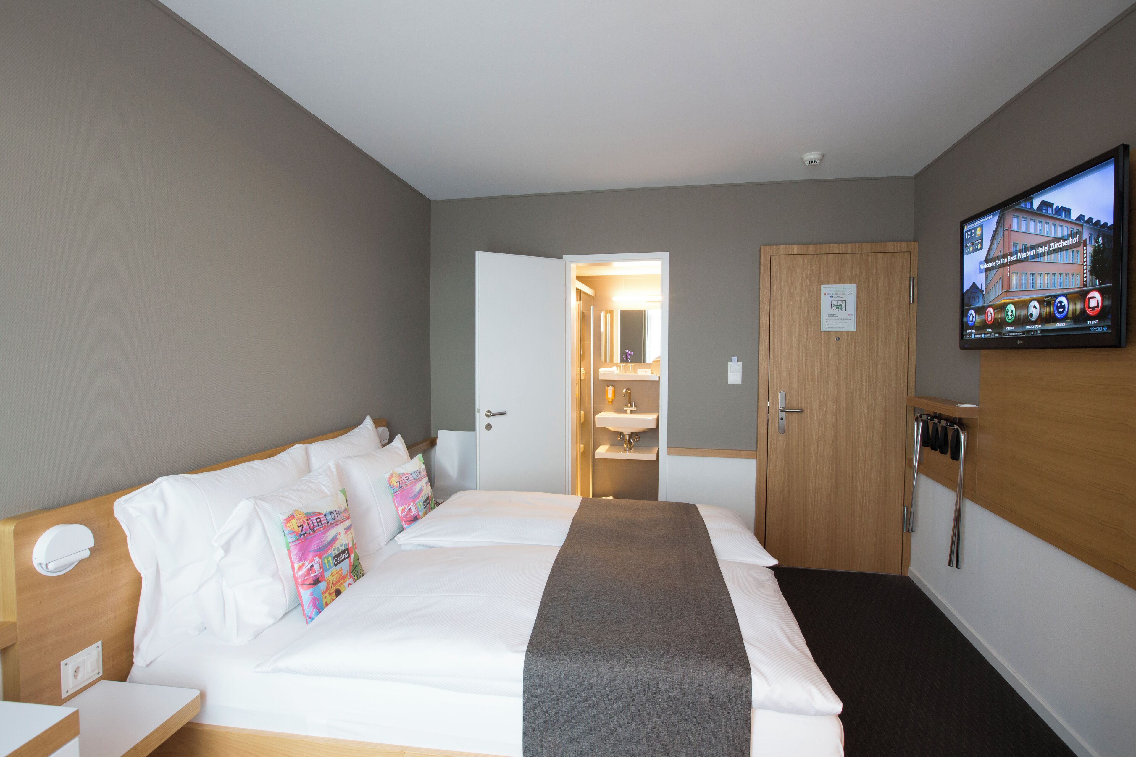 premium room, 1 double bed | free minibar items, in-room safe, desk, laptop workspace