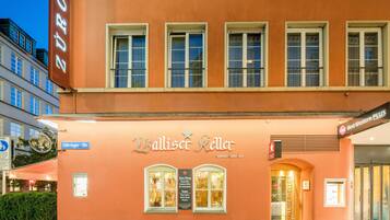 A hotel facade with a sign reading 'Balliser Keller' and a 'Best Western' sign above.