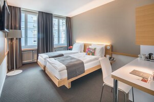 Artículos del minibar gratis y caja de seguridad en la habitación