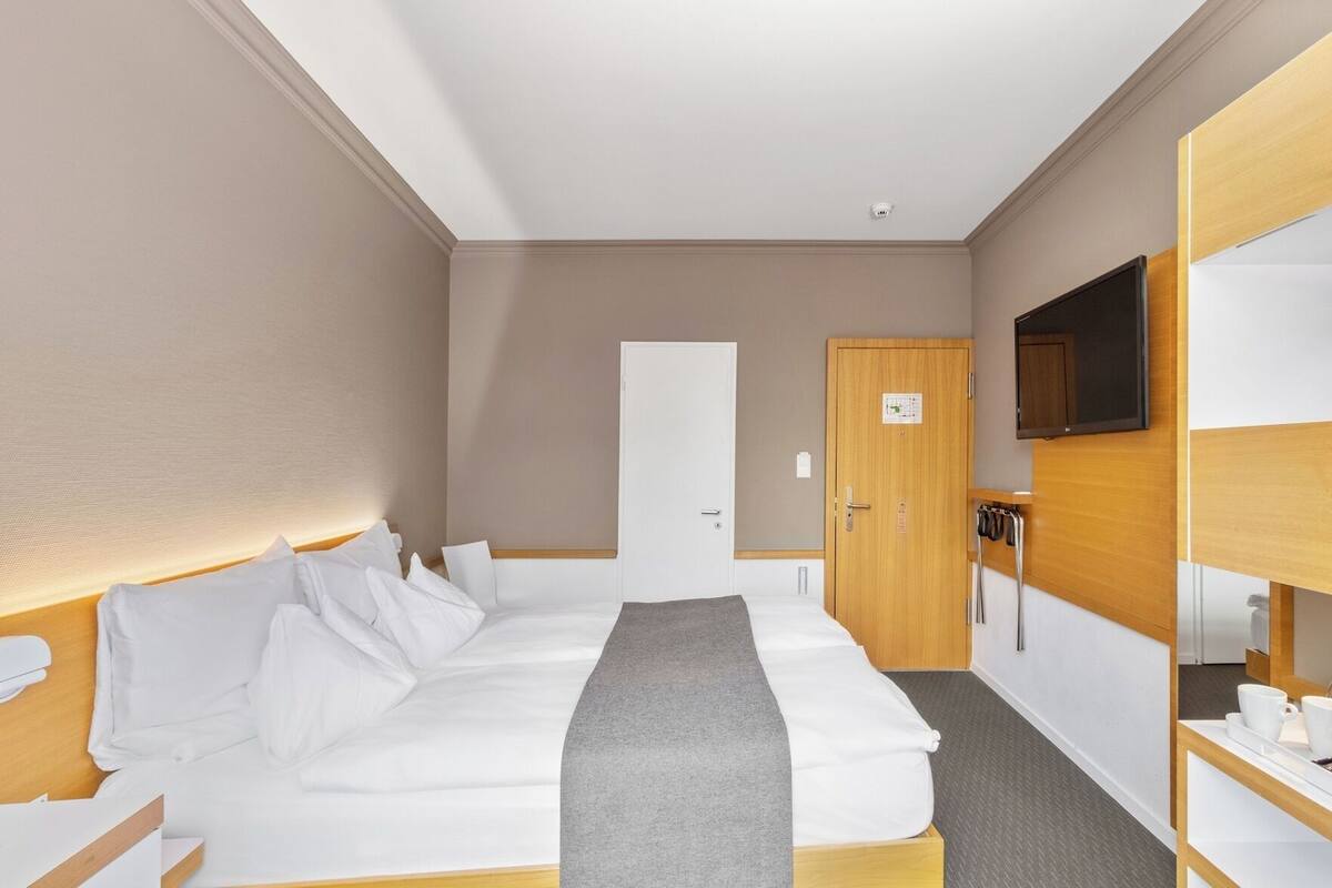 Minibar (mit einigen kostenlosen Artikeln), Zimmersafe, Schreibtisch