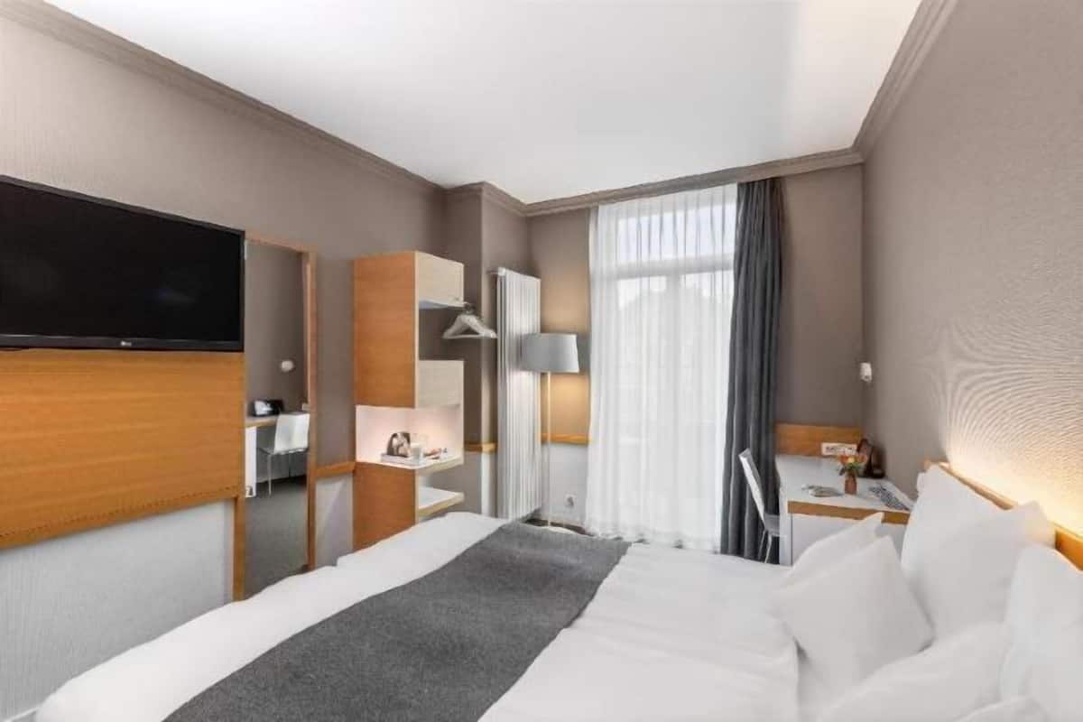 Free minibar items, in-room safe, desk, laptop workspace