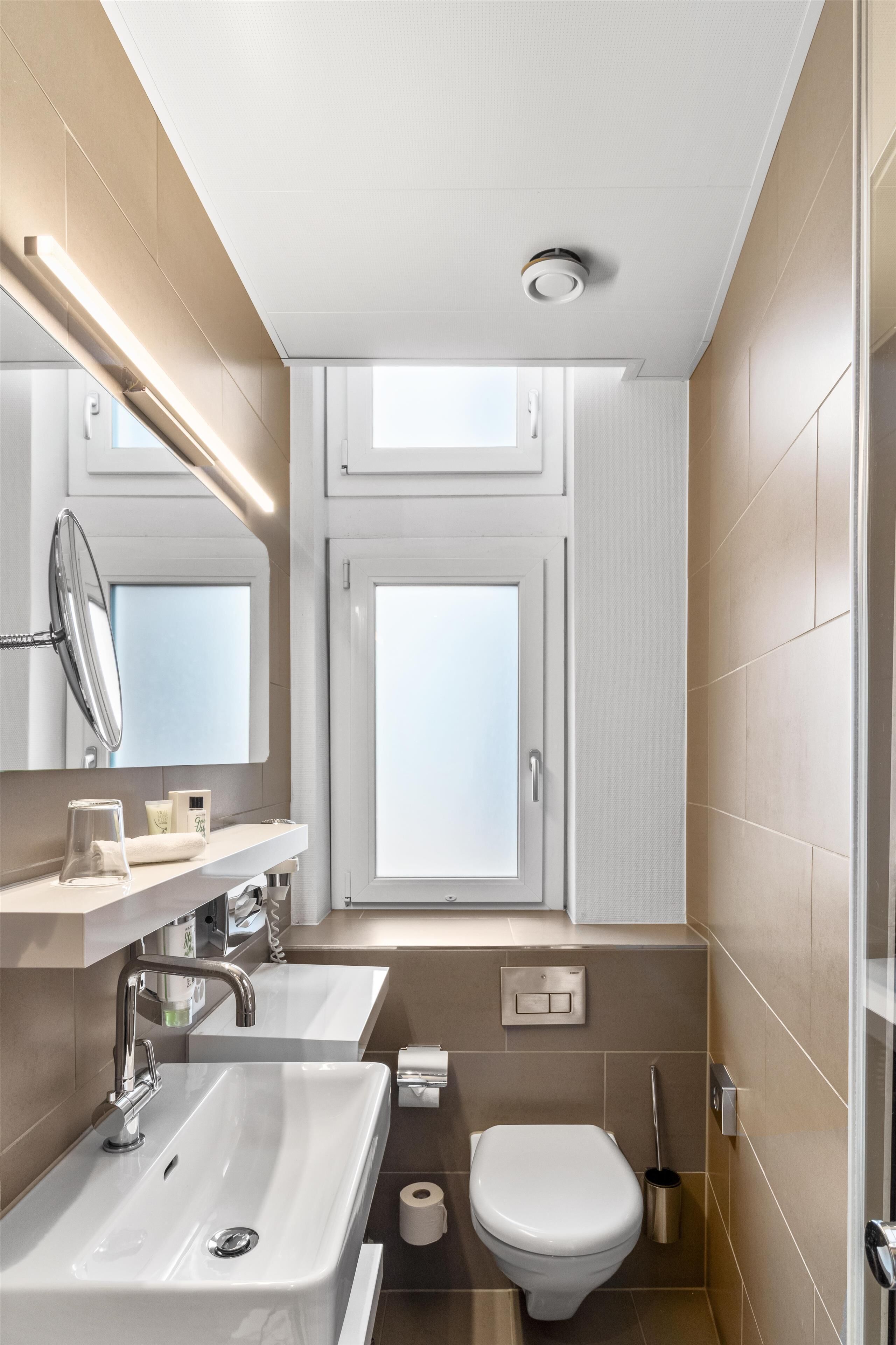 Een douche, een regendouche, gratis toiletartikelen, een haardroger