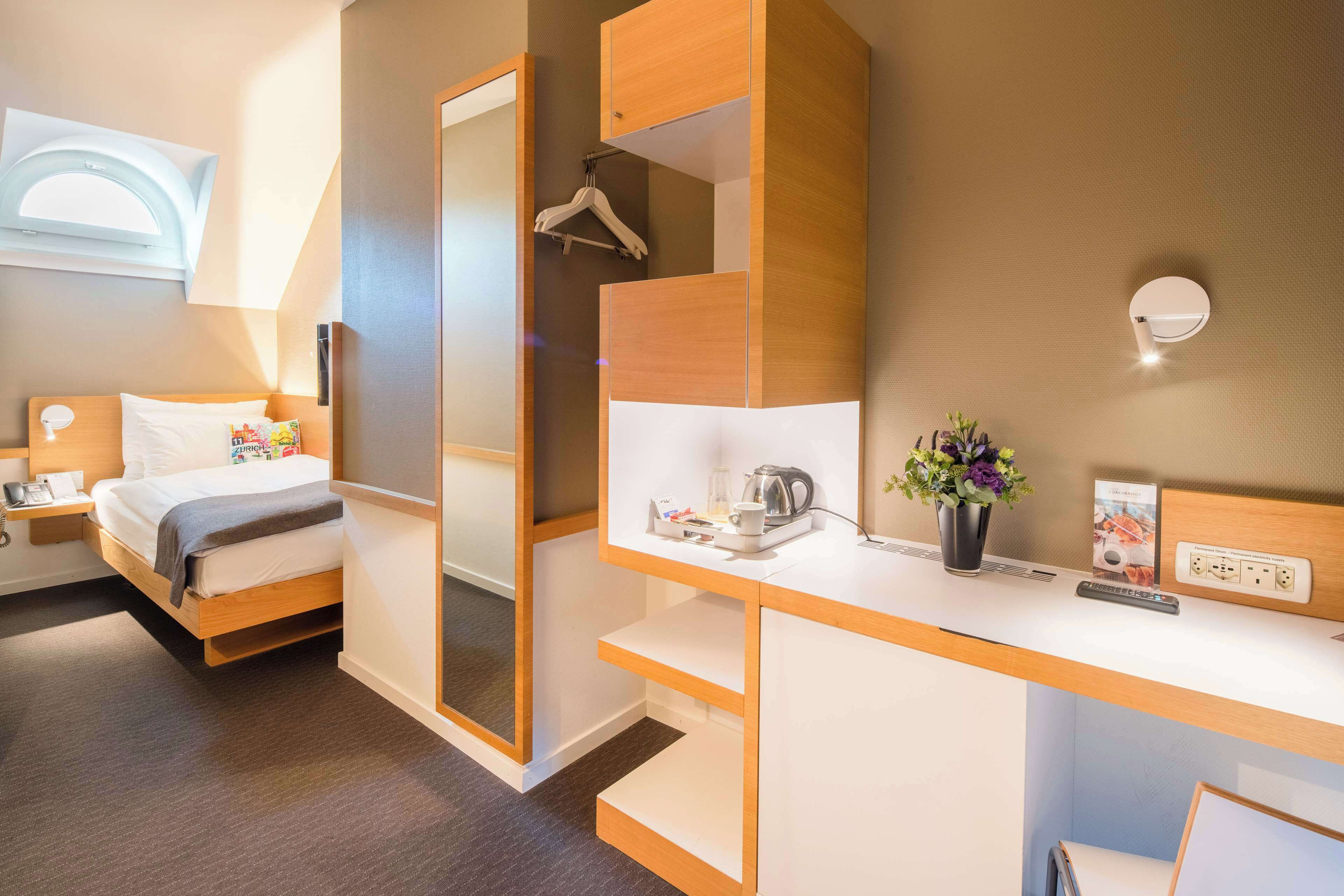 standard room, 1 single bed | free minibar items, in-room safe, desk, laptop workspace