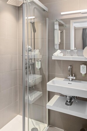 Douche, douche à « effet pluie », articles de toilette gratuits