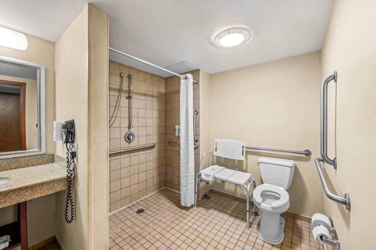 Suite, varias camas, con acceso para personas discapacitadas, para no fumadores | Caja de seguridad en la habitación y escritorio 