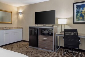 Standard Room, 1 King Bed, Non Smoking, Jetted Tub | 1 bedroom, in-room safe, desk, laptop workspace