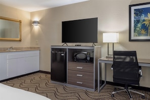 Standard Room, 1 King Bed, Non Smoking, Jetted Tub | 1 bedroom, in-room safe, desk, laptop workspace