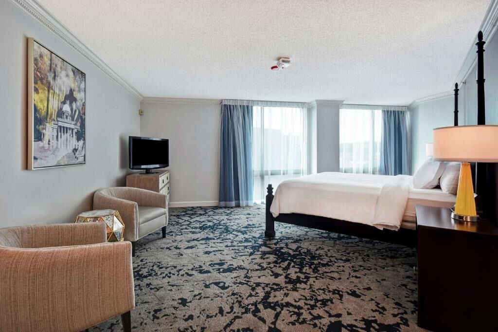 Premium bedding, in-room safe, desk, blackout drapes