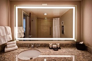 Tina con regadera, amenidades de baño gratuitas, secadora de cabello 