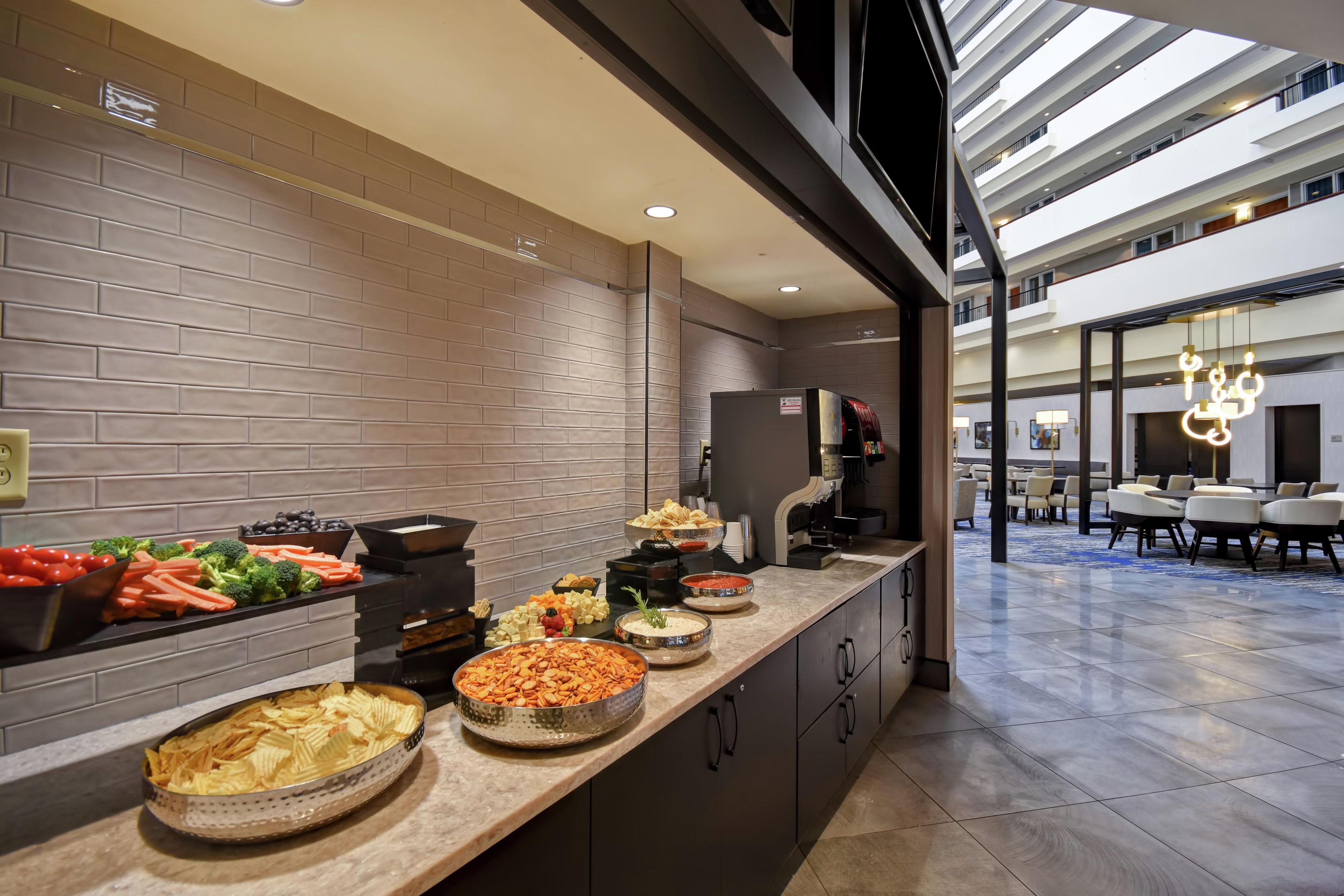 Un espace buffet proposant divers plats et une machine à café.