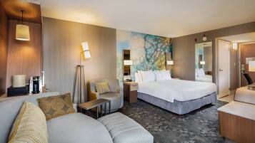 Ropa de cama de alta calidad y caja de seguridad en la habitación