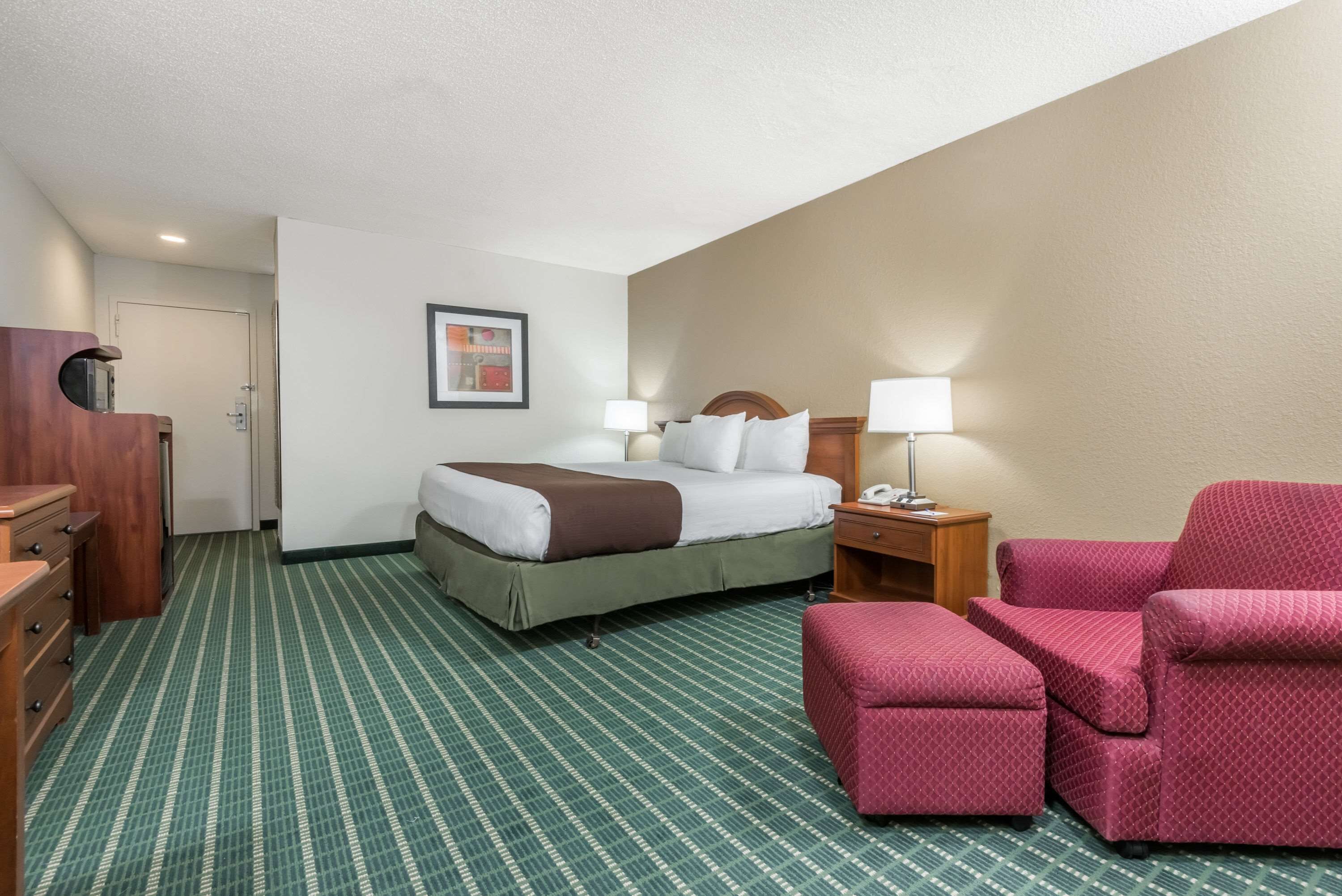 セーフティボックス (室内)、デスク、アイロン / アイロン台、ベビーベッド (無料)