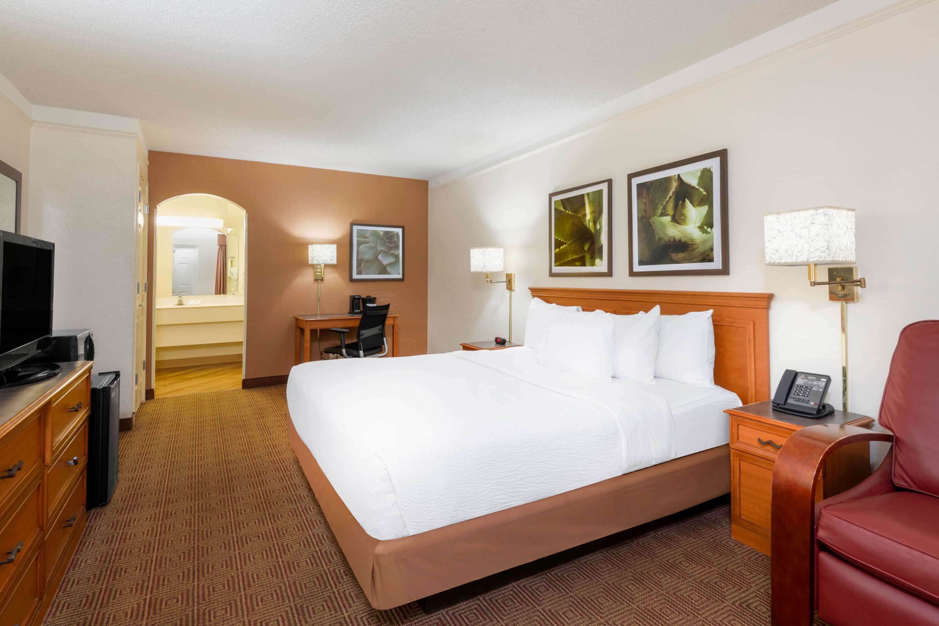 Habitación Deluxe, 1 cama de matrimonio grande | Ropa de cama de alta calidad, escritorio, cortinas opacas