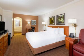 Deluxe Room, 1 King Bed | Premium bedding, desk, blackout curtains, iron/ironing board - La Quinta East Deerfield Beach - Boca Raton (Deerfield Beach)