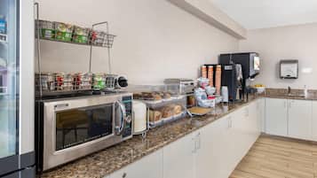 Desayuno continental gratuito y diario