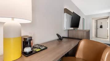 Habitación, 1 cama de matrimonio grande, accesible para personas con discapacidad, no fumadores | Colchones con acolchado adicional, mobiliario individual, escritorio