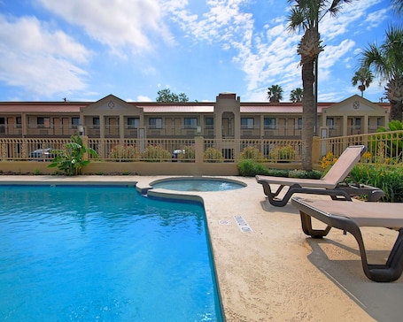 室外游泳池. 金斯维尔美洲贝斯特维佑酒店