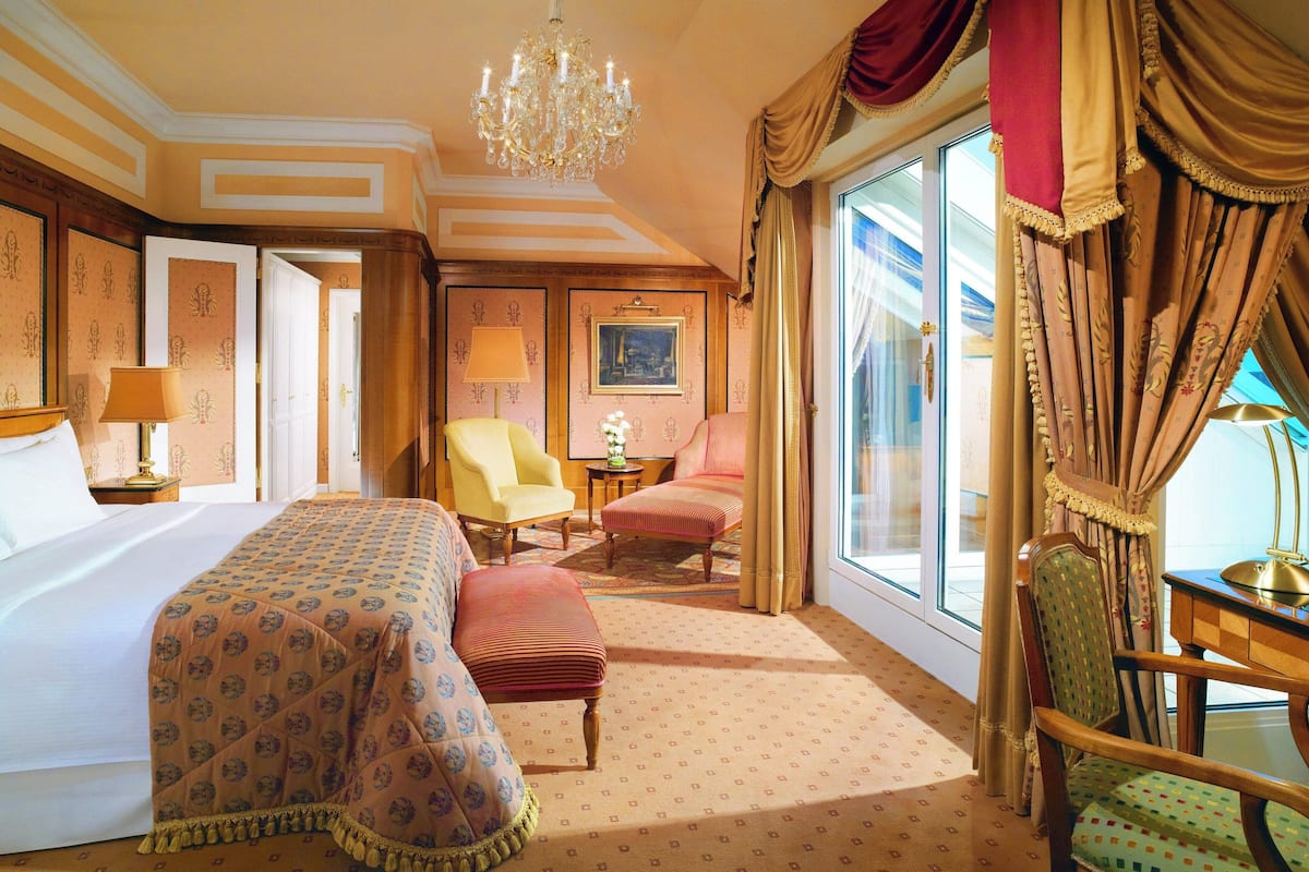 Rum - 1 kingsize-säng - icke-rökare - balkong (Junior Suite, Large Balcony) | 1 sovrum, sängtillbehör av högsta kvalitet, duntäcken och bäddmadrasser
