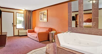 Travelodge by Wyndham Sellersburg / Louisville North