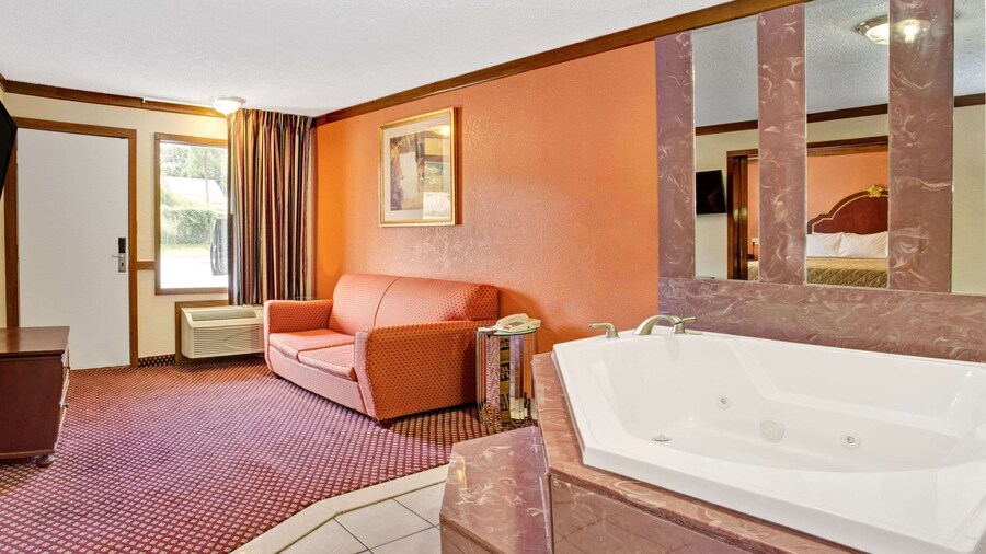 Travelodge by Wyndham Sellersburg / Louisville North