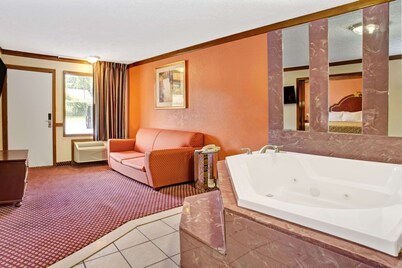 Travelodge by Wyndham Sellersburg / Louisville North