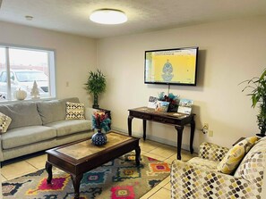 Lobby - Travelodge by Wyndham Sellersburg / Louisville North (Sellersburg)