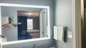 Combined shower/tub, free toiletries, hair dryer, towels