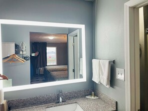 淋浴/浴缸二合一、免費盥洗用品、吹風機、毛巾