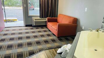 Individuelt innredet, blendingsgardiner og strykejern/-brett