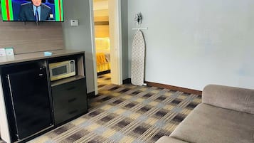 Suite, 1 King Bed, Non Smoking, Kitchenette