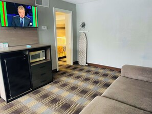 Suite, 1 très grand lit, non-fumeurs, coin cuisine | Ameublement personnalisé, rideaux occultants, fer et planche à repasser