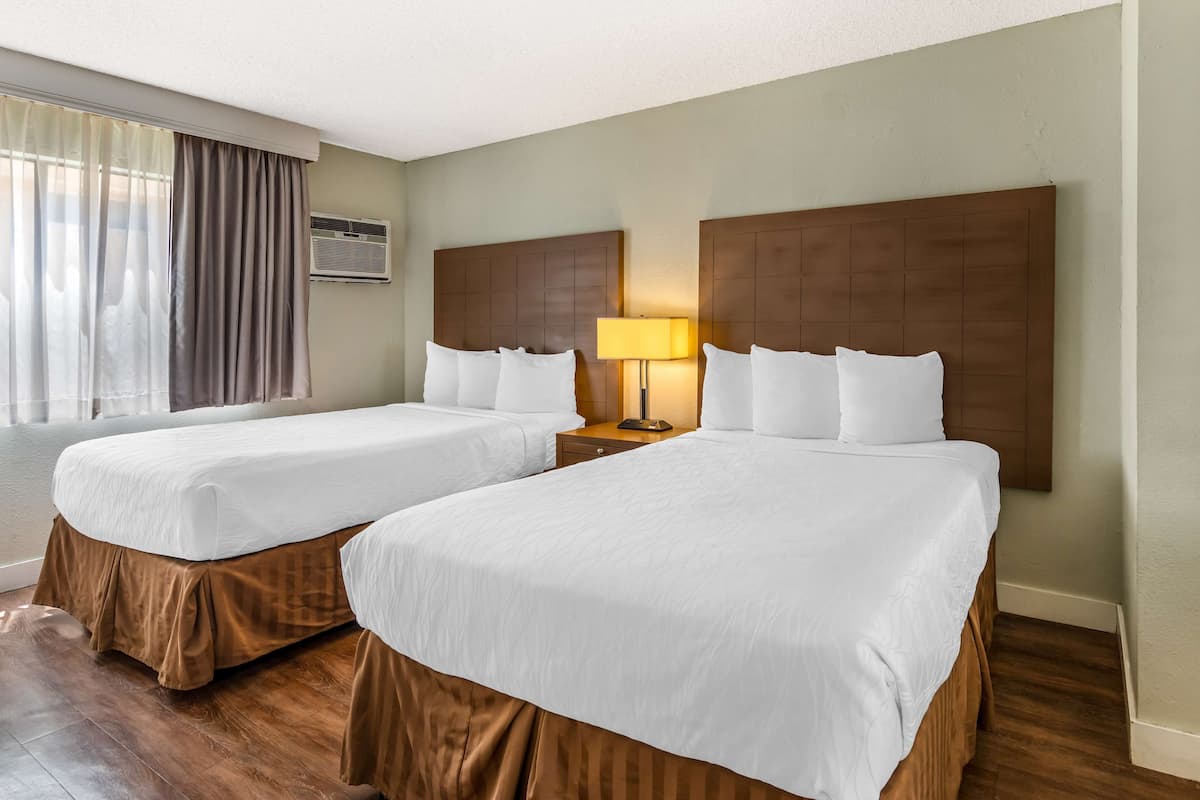 Chambre Standard, 2 lits doubles, non-fumeur, réfrigérateur et four à micro-ondes | Literie de qualité, couette en duvet, lit avec matelas à plateau-coussin
