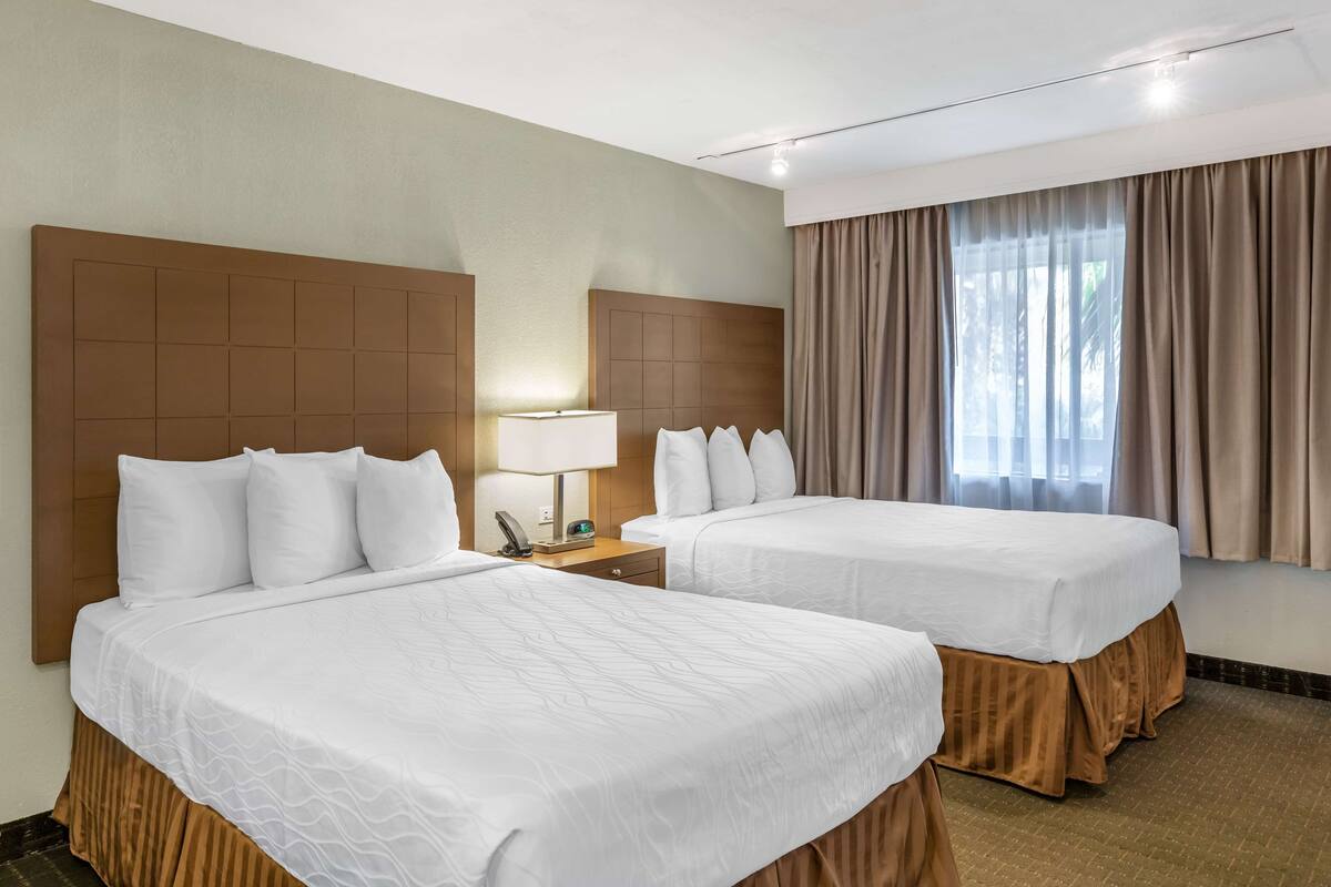 Habitación estándar, 2 camas matrimoniales, para no fumadores, refrigerador y microondas | Ropa de cama de alta calidad, edredón y camas con pillow-top