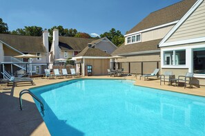 Piscine extérieure en saison