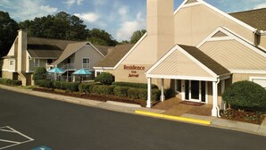Un hotel con una chimenea destacada, un acceso cubierto y un letrero que dice 'Residence Inn Marriott'.