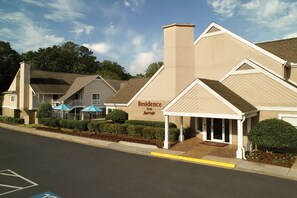 A hotel with a beige exterior, a covered entrance, and a sign reading "Residence Inn Marriott". - Residence Inn By Marriott Atlanta Buckhead (Atlanta)