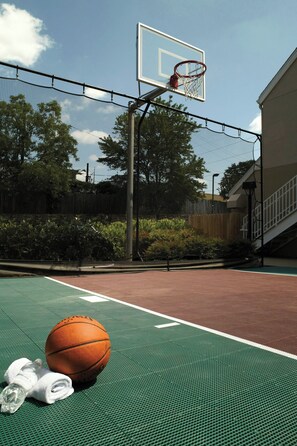 A basketball court with a hoop, a ball, and towels. - Residence Inn By Marriott Atlanta Buckhead (Atlanta)