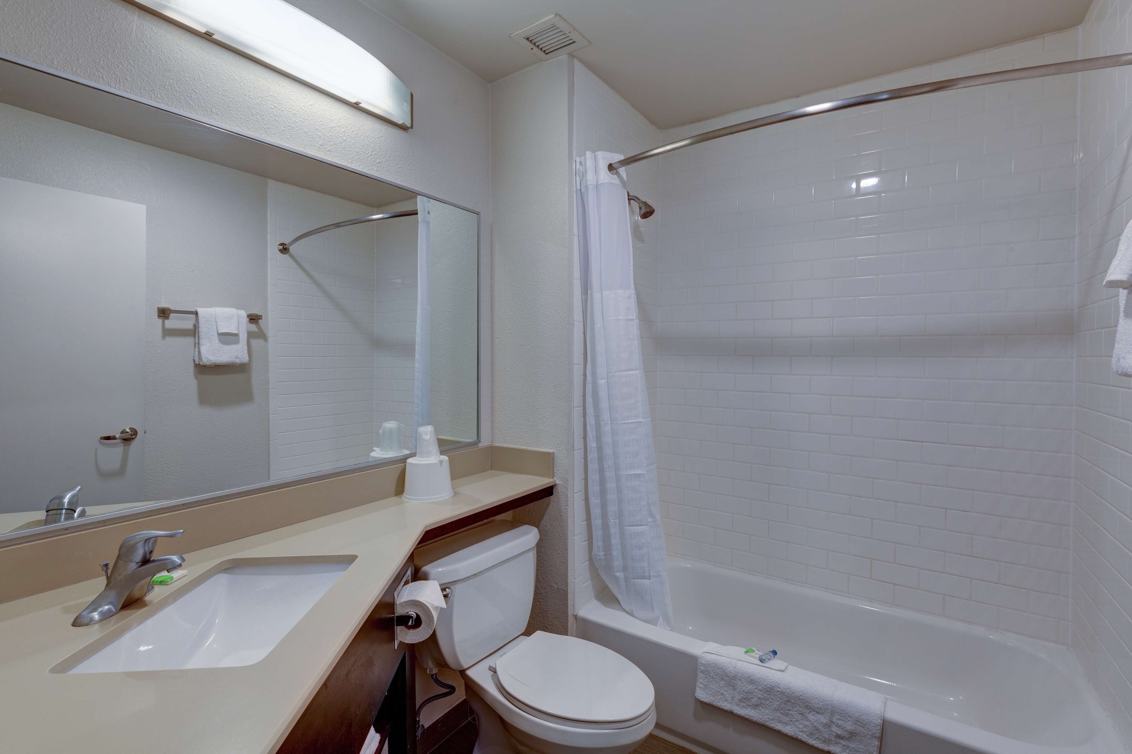combined shower/bathtub, eco-friendly toiletries, hair dryer, towels